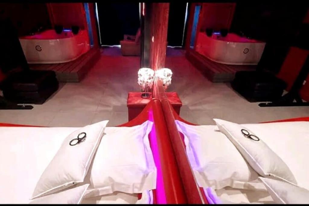 Appartement Balneo Et Sauna Prives The Red Room Моґійо Екстер'єр фото