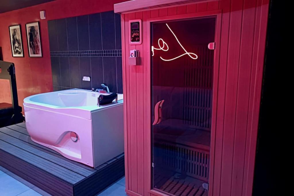 Appartement Balneo Et Sauna Prives The Red Room Моґійо Екстер'єр фото