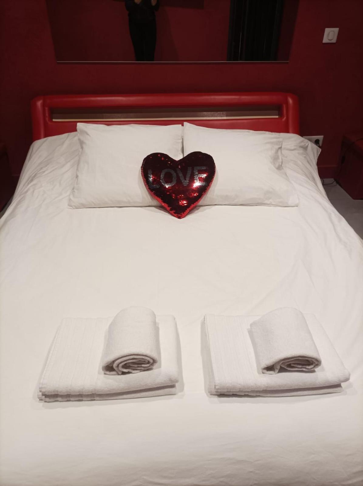 Appartement Balneo Et Sauna Prives The Red Room Моґійо Екстер'єр фото